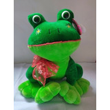 Sapo Pelúcia Verde 26 Cm Com Gravata Antialérgico Lavável