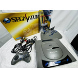 Sega Saturn Console Cinza Hst3200 Na Caixa Original + Controle Arcade + Controle + Cabos + 1 Jogo Original + Panfleto