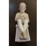 Escultura De Garoto Sentado