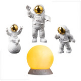 Estátua Astronauta Luminária Lua Resina Miniatura Decoração Cor Branco E Lua Amarela