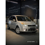 Ford Fiesta Sedan 1