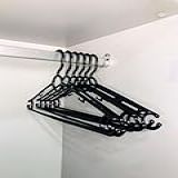 Kit 10 Cabides Reforçado Adulto Preto Cabide De Organizar Roupas Ref 57509