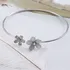 Linda Pulseira Bracelete Prateada Flores Madreperola Strass