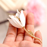 Lindo Broche Flor Tulipa Branca Cabo