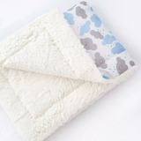 Manta Sherpa De Bebê Estampada Nuvem Azul Claro Inverno Saida Maternidade Infantil Menino Menina Casa Laura Enxovais