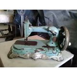 Máquina De Costura Antiga A Mão