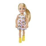 Mattel Boneca Barbie Chelsea Loira 14 Cm Usando Vestido Com Estampa De Arco íris E Sapatos Amarelos Brinquedo Para Crianças De 3 Anos Ou Mais HGT02 