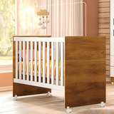Mini Berço Cama Montessoriano Para Quarto De Bebê Menino E Menina Com Grade De Proteção Removível E Rodízios Cor Branco Amadeirado