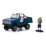Miniatura - 1:64 - 1967 Ford Bronco C/ Mochileiro - The Hobb