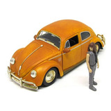 Miniatura Volkswagen Fusca Bumblebee + Figura Charlie 1:24