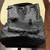 La mochila negra a cuadros de Louis Vuitton usada por Cédric
