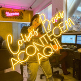 Painel Neon Led Coisas Boas Acontecem Aqui Rosa 108 Cm