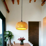 Pendente Rústico Luminária Malibu 35cm Lustre Madeira Bambu Luz Quente 3000k Sobrepor Teto Mesa Sala Cozinha Palha Natural Retrô Casa Praia Bivolt Malibu Mini Casa Attract 4x4sc