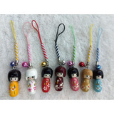 Pingente P Celular Mini Bonecas Kokeshi De Madeira