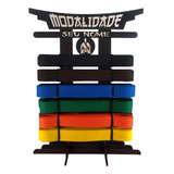Porta Faixas Com Base E Logo Judô Karatê Taekwondo Krav Maga