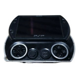 Sony Psp Go 16gb Só O Aparelho Com Jogos Funcionando Quase 100 Ta Sem Carregador E Quando Bota O Carregador Ele Nao Carrega Leia