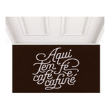 Tapete Capacho Aqui Tem Fé Café E Cafuné Porta Casa Apartam Cor Desenho Do Tecido Trama Vinílica 13mm Emborrachado Antiderrapante
